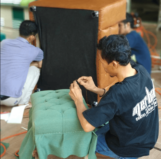 proses pengerjaan sofa jati custom di workshop yusr furniture jepara
